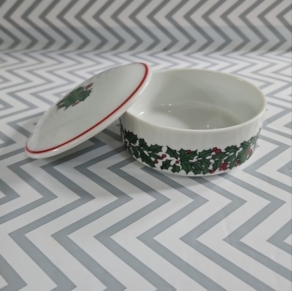 CHRISTMAS Holly Leaf Ceramic Round Covered Candy Dish-Trinket Box - Picture 1 of 9